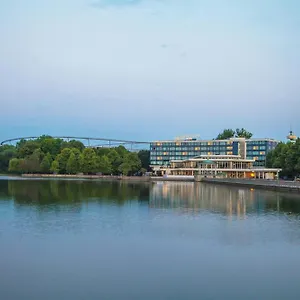 Courtyard By Marriott Maschsee Hotel